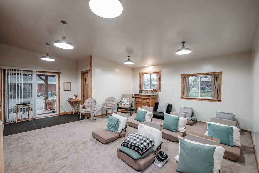 More Photos Of 909 Curry Rd, Roseburg Specialty For Sale