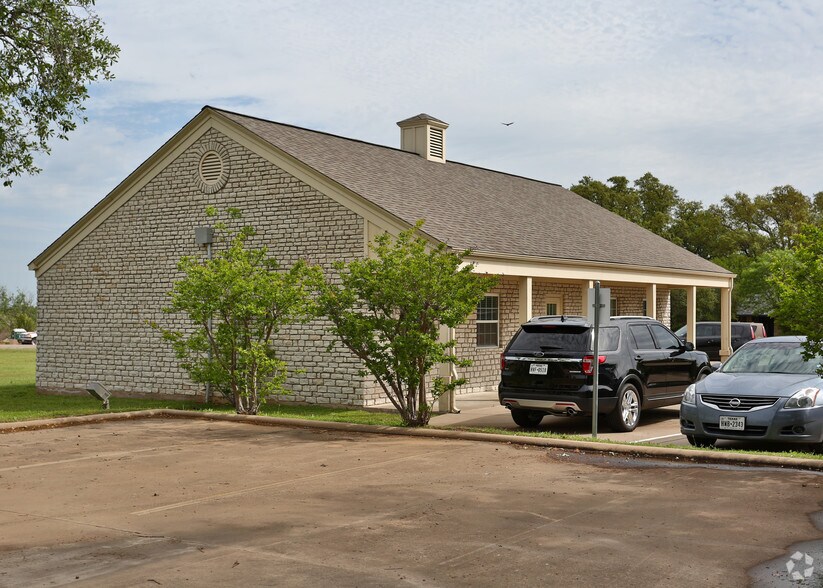 More Photos Of 606 S Harbor Ct, Granbury Office For Lease
