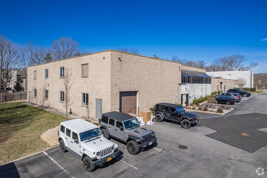 More Photos Of 252 Indian Head Rd, Kings Park Warehouse For Lease