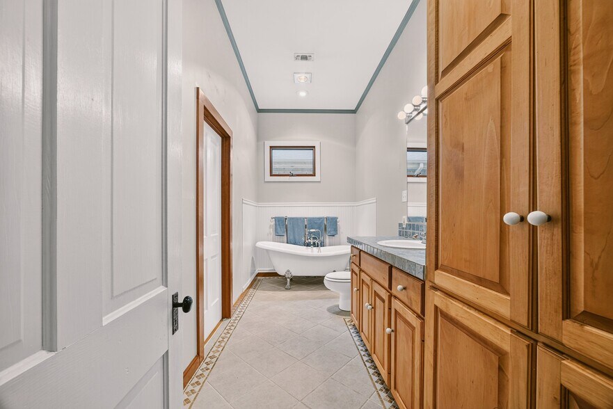 More Photos Of 812 W 10th St, Austin Office For Sale