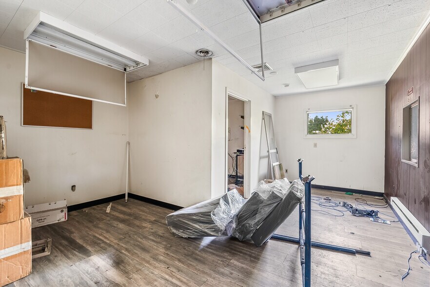 More Photos Of 555 Country Club Rd, Dallas Warehouse For Sale