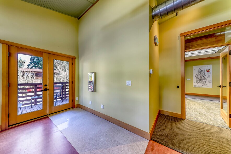 More Photos Of 818 Madison Ave N, Bainbridge Island Office For Sale