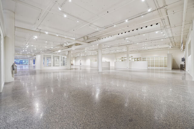 More Photos Of 4360 Ch de la Côte-de-Liesse, Mt Royal Showroom For Lease