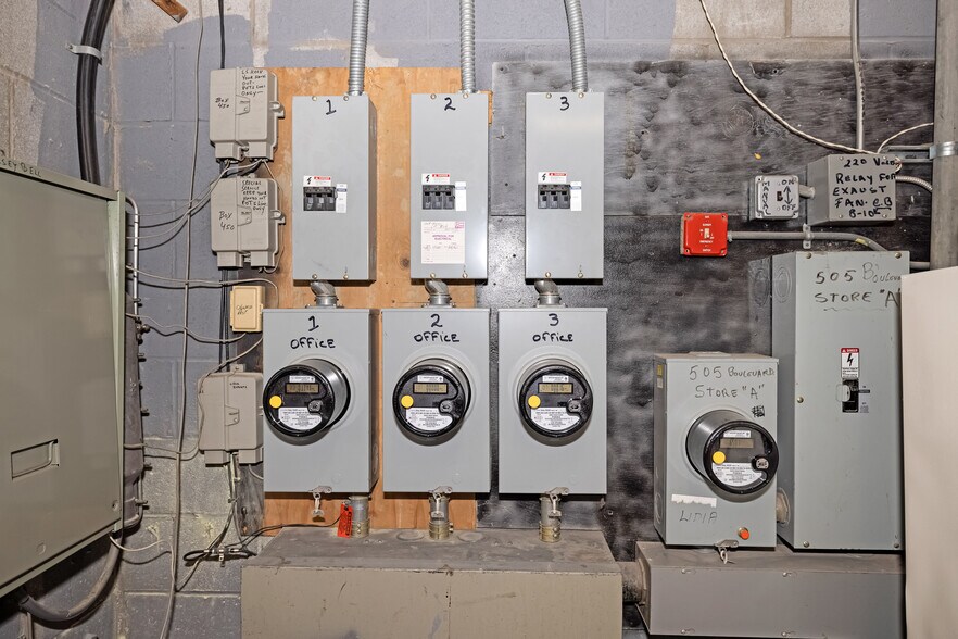 More Photos Of 505 Mola Blvd, Elmwood Park General Retail For Sale