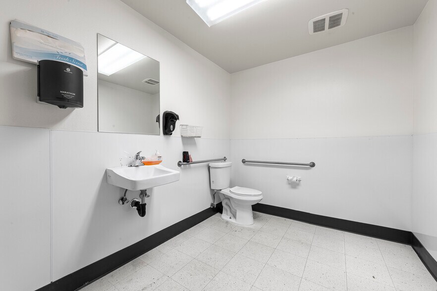 More Photos Of 301 Palmdale Blvd, Palmdale Office For Sale