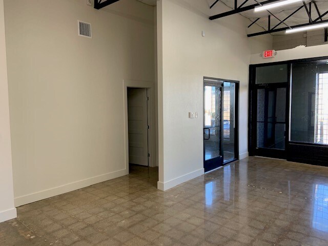 More Photos Of 1352 Chemical St, Dallas Flex For Lease