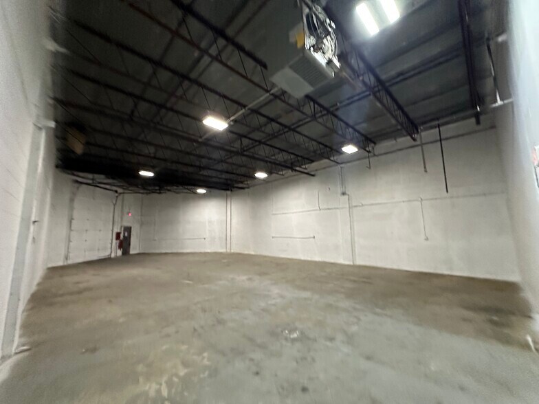 More Photos Of 1371 Church St, Bohemia Manufacturing For Lease