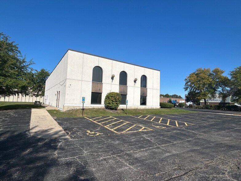 More Photos Of 5 E College Dr, Arlington Heights Office For Sale