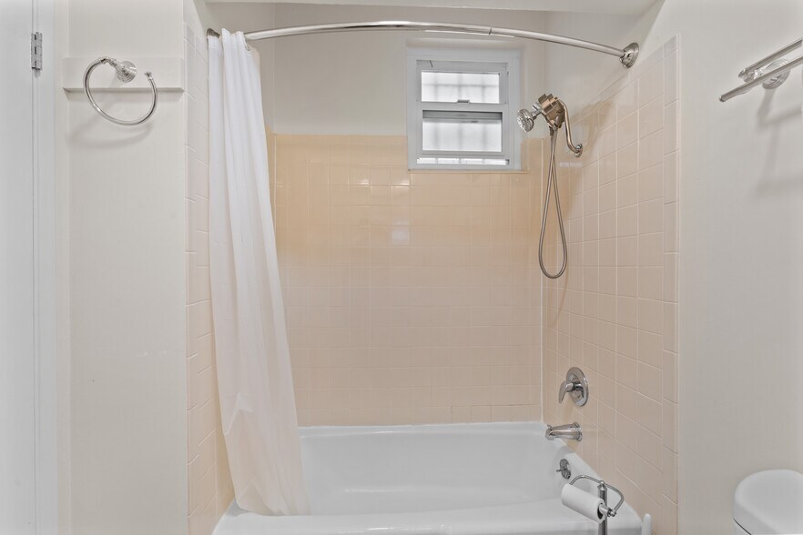 More Photos Of 881 Erie St, Oakland Apartments For Sale