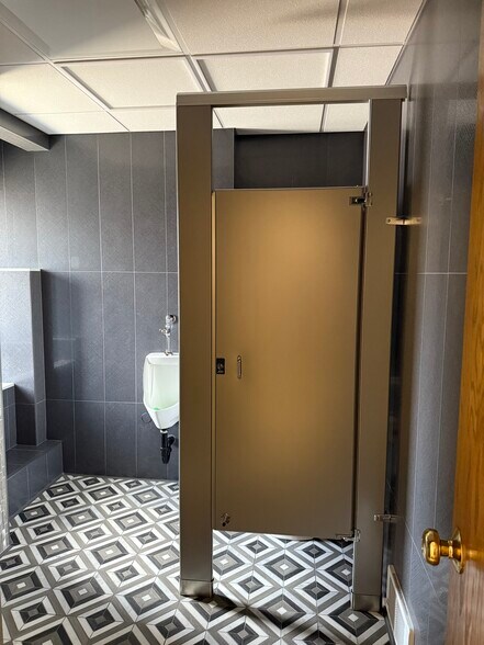 More Photos Of 1738 N Highland Rd, Pittsburgh Office For Sale