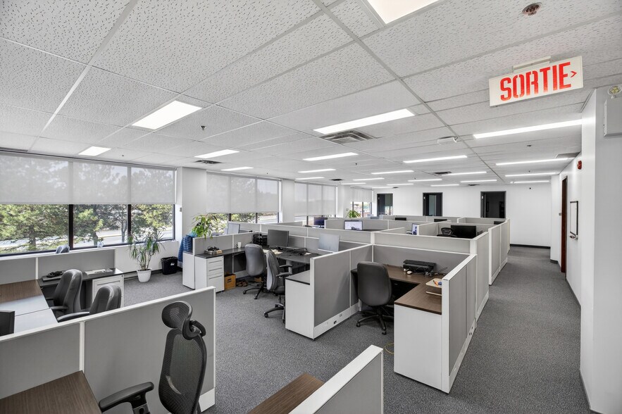 More Photos Of 455 Boul Fénelon, Dorval Medical For Lease