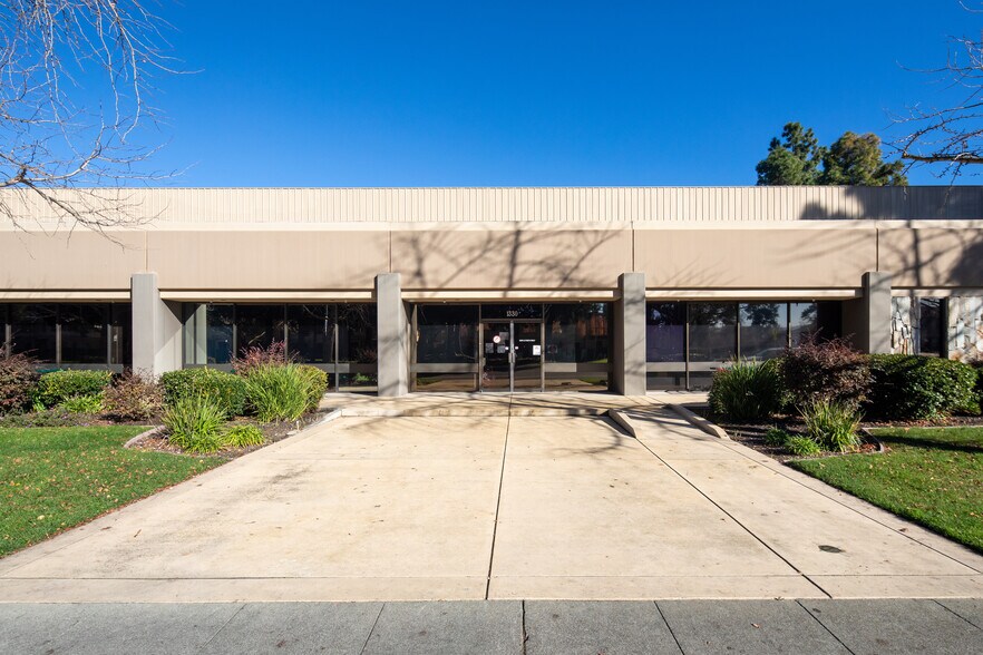 More Photos Of 1330 W Middlefield Rd, Mountain View Office For Sale