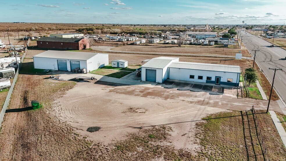 More Photos Of 13102 N Navarro St, Victoria Flex For Sale