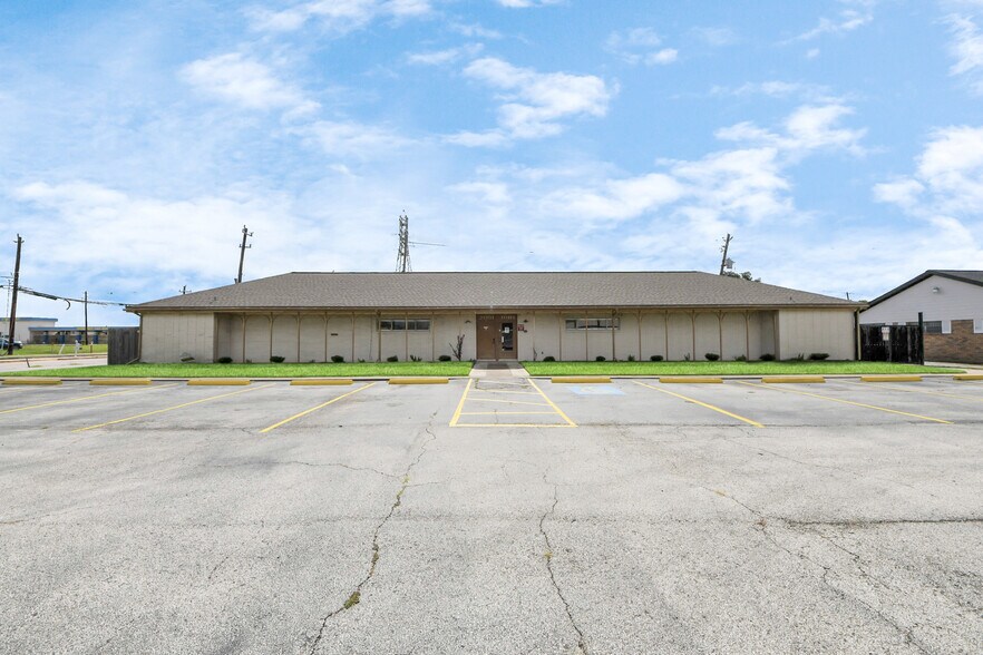 More Photos Of 2001 John St, Pasadena Office For Sale