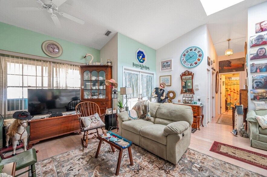 More Photos Of 1803 Gulf Blvd, Indian Rocks Beach Hotel For Sale