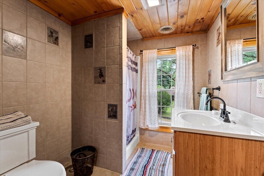 More Photos Of 746 Howe Rd, Lake Luzerne Hotel For Sale