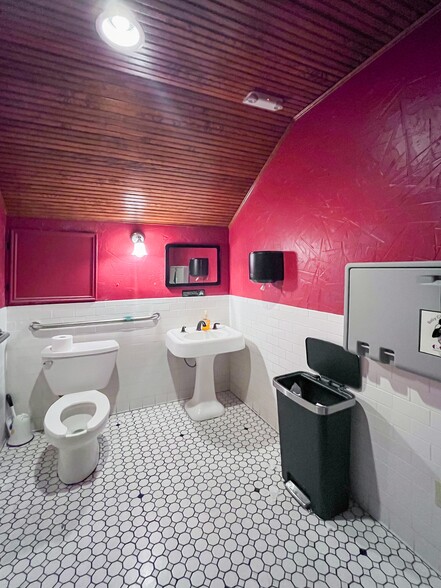 More Photos Of 301 S Saint Charles St, Brenham General Retail For Sale