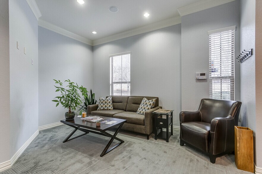 More Photos Of 7633 Bellaire Dr S, Fort Worth Medical For Sale