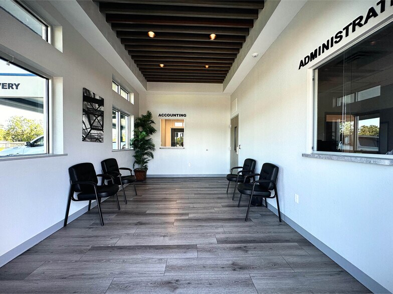 More Photos Of 3930 S Pipkin Rd, Lakeland Light Distribution For Sale