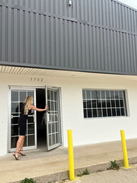 More Photos Of 1702 Santa Fe Dr, Weatherford Flex For Lease