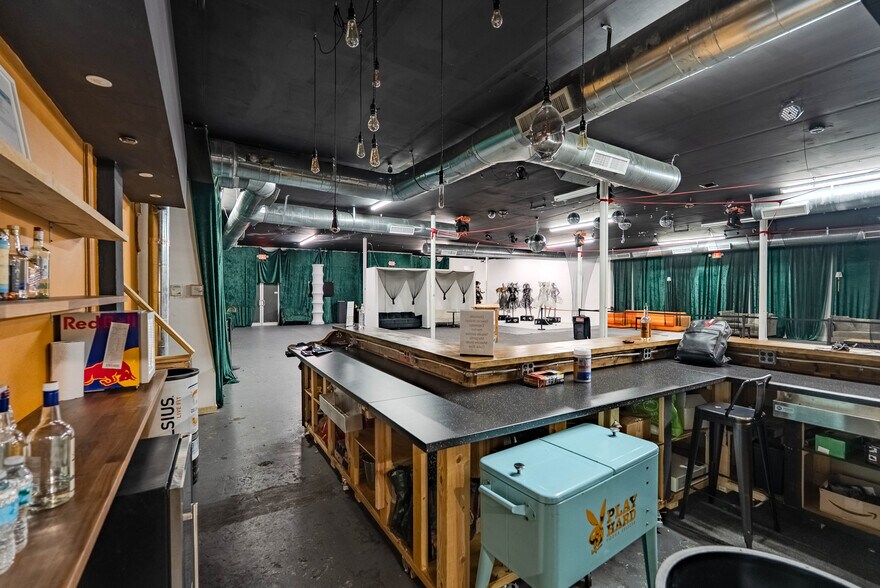 More Photos Of 702 NW 5th Ave, Miami Flex For Lease