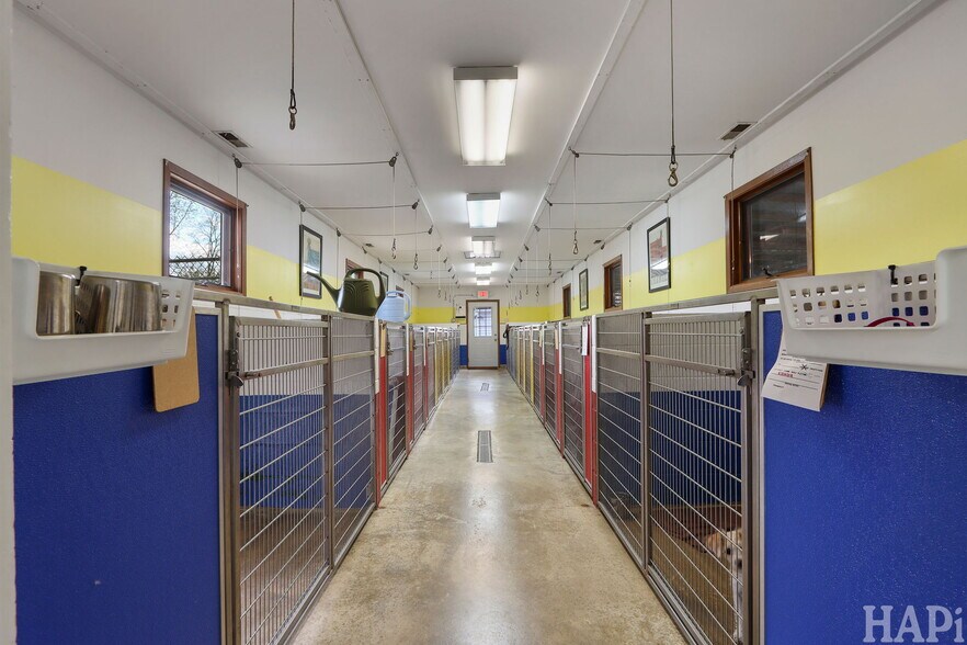 More Photos Of 4403 S Roberts Rd, Island Lake Veterinarian Kennel For Sale