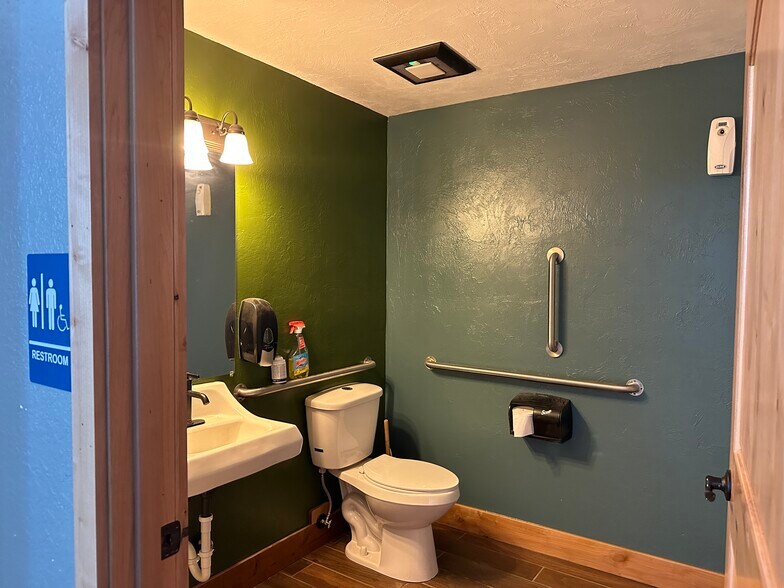 More Photos Of 1531 National Ave, Helena Flex For Sale