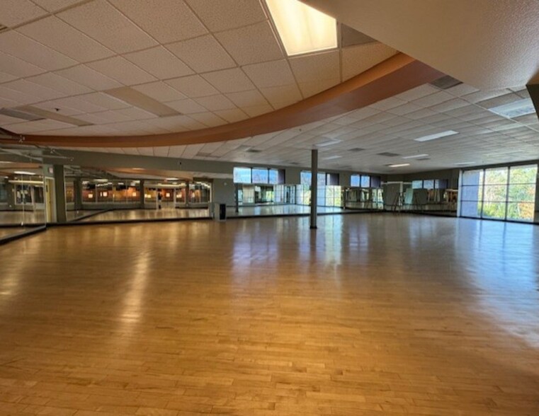 More Photos Of 680 Hacienda Dr, Vista Health Club For Lease