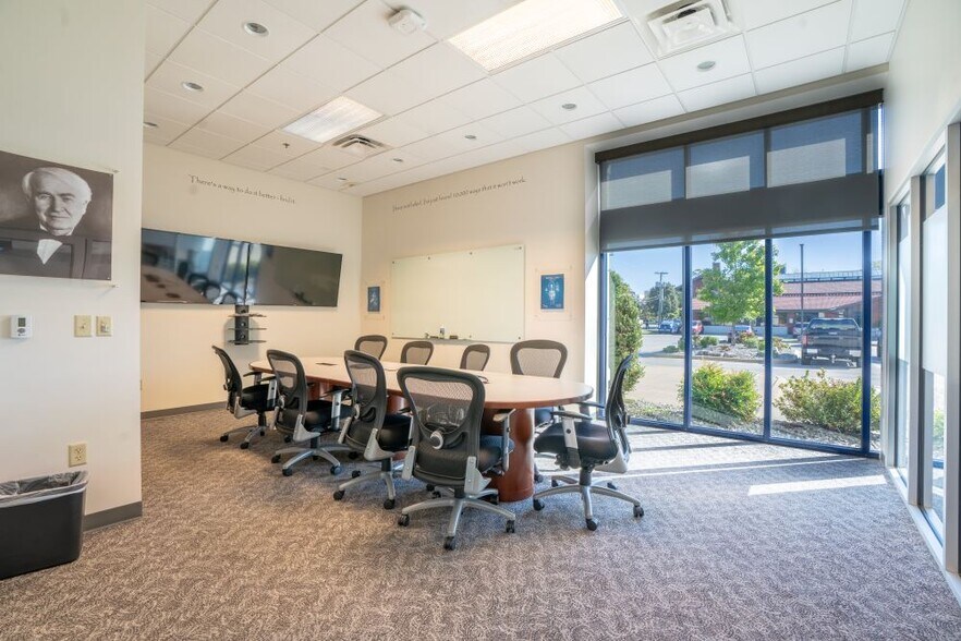 More Photos Of 900 W Indiana St, Evansville Distribution For Lease