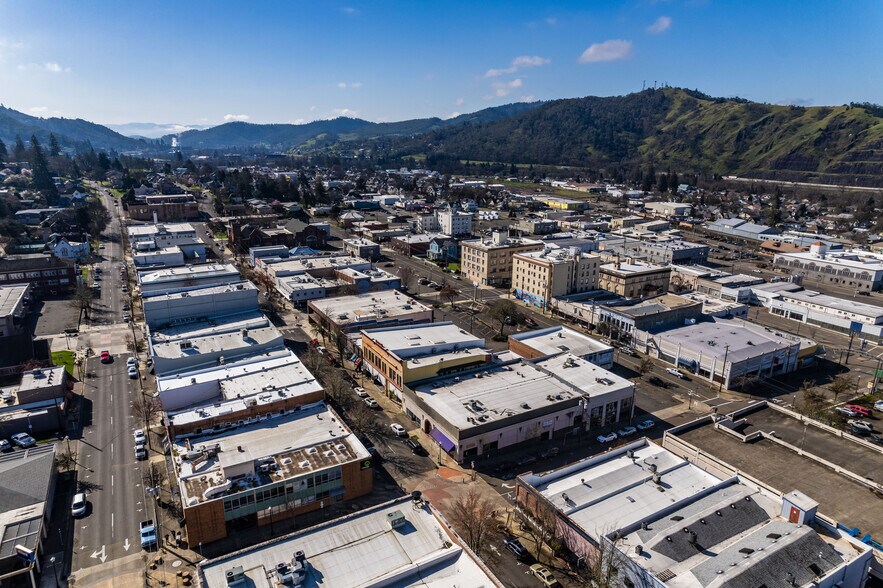 More Photos Of 622-630 SE Jackson St, Roseburg Storefront For Sale