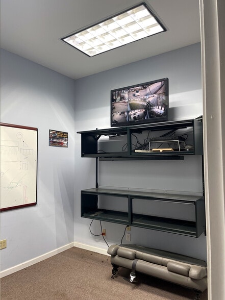 More Photos Of 653 Lakeway Dr, Russell Springs Showroom For Sale