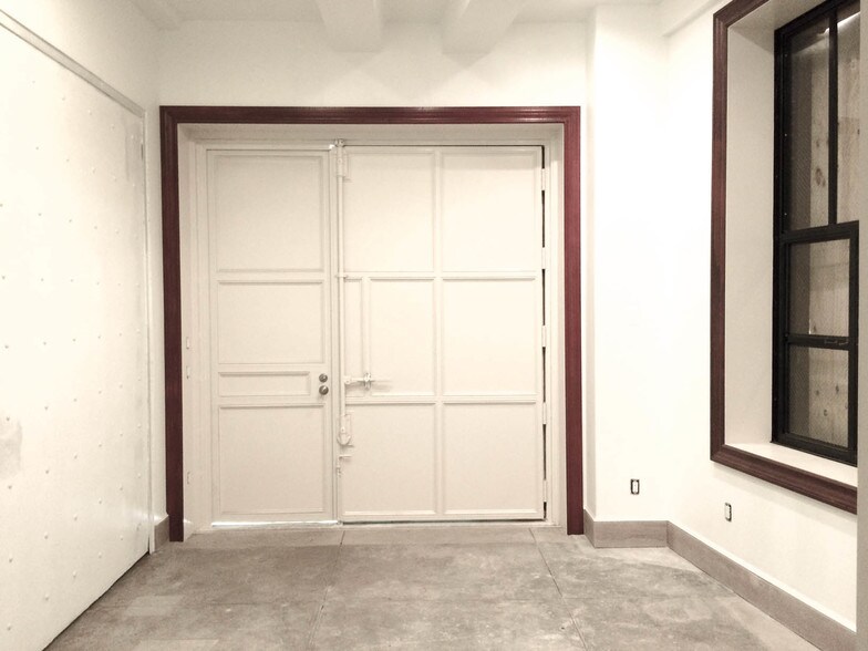 More Photos Of 145 Clove Rd, Staten Island Warehouse For Lease