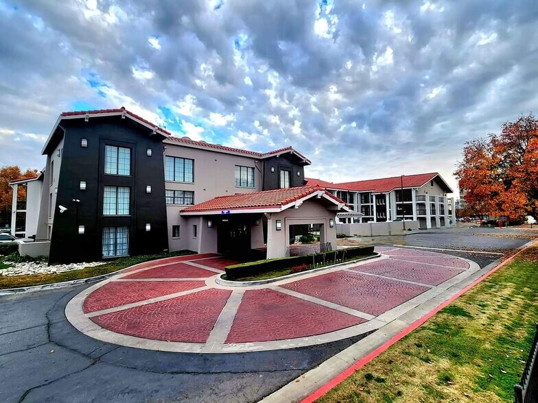 Primary Photo Of 2926 Tulare St, Fresno Hotel For Sale