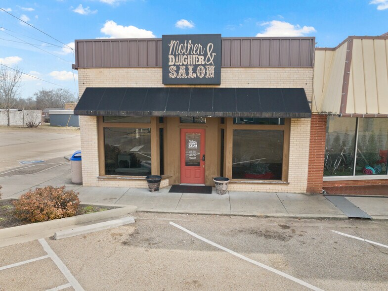 Primary Photo Of 112 N Lamar St, Daingerfield Storefront For Sale