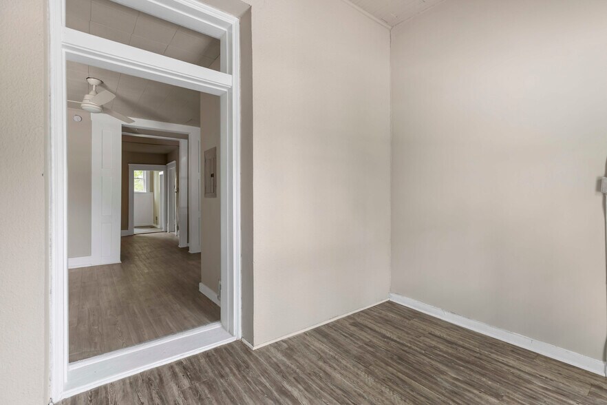 More Photos Of 2024 S Flores St, San Antonio Storefront Retail Residential For Sale