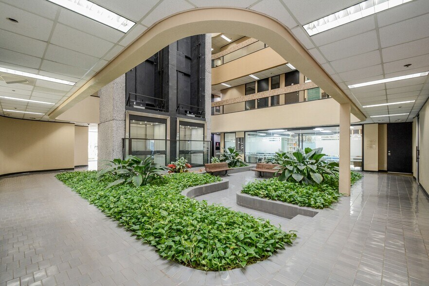 More Photos Of 6100 Corporate Dr, Houston Office For Sale