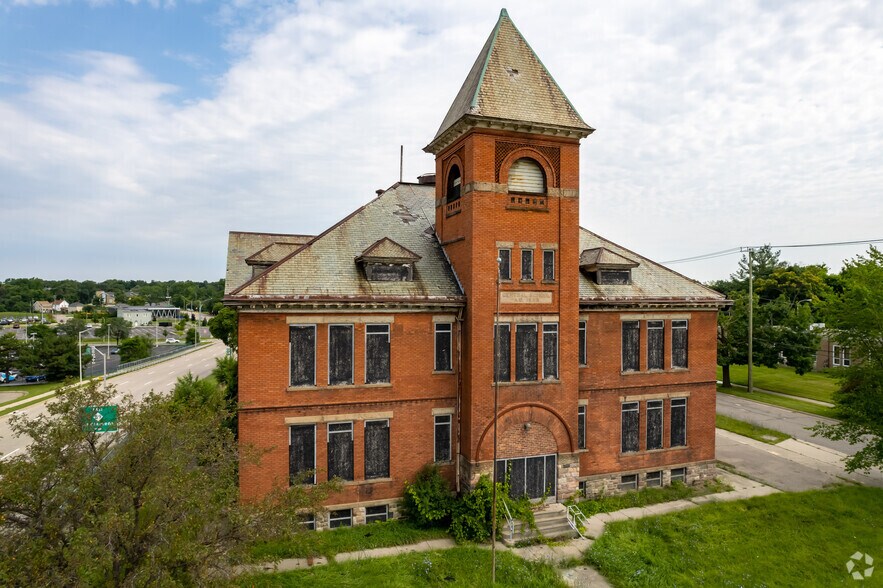 More Photos Of 47700 Woodward Ave, Pontiac Office For Lease