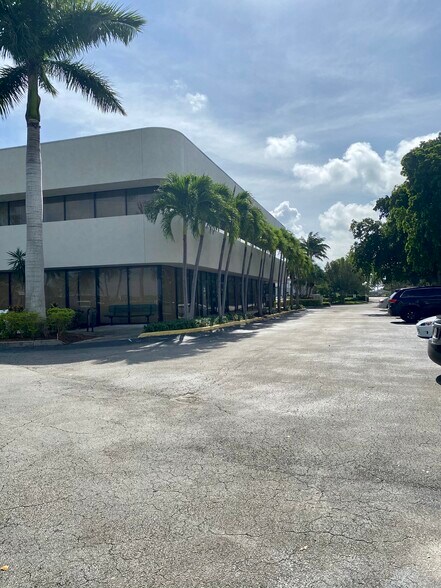 More Photos Of 5840 Corporate Way, West Palm Beach Flex For Lease
