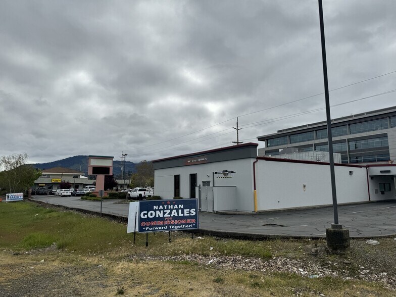 More Photos Of 590 Union Ave, Grants Pass Bank For Sale