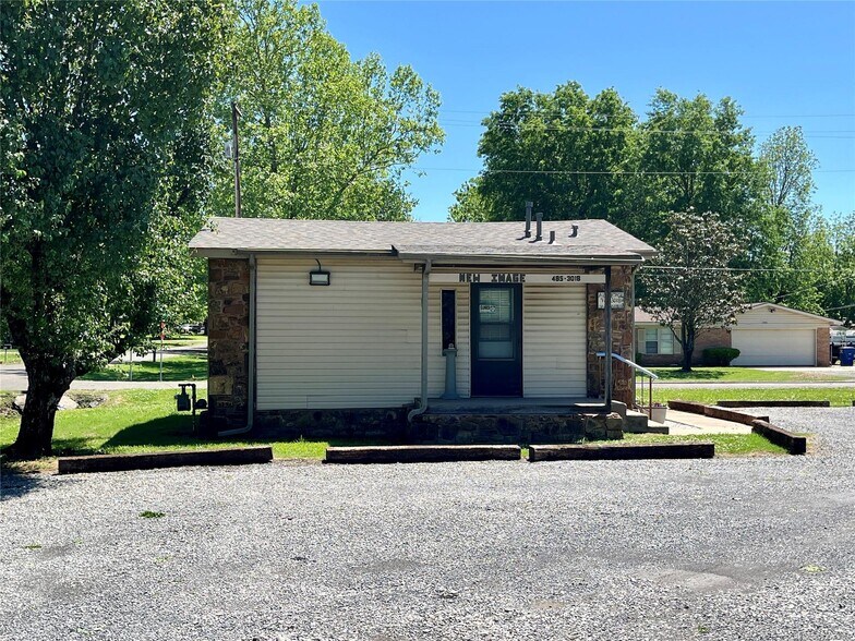 More Photos Of 1401 S McQuarrie Ave, Wagoner Storefront Retail Office For Sale