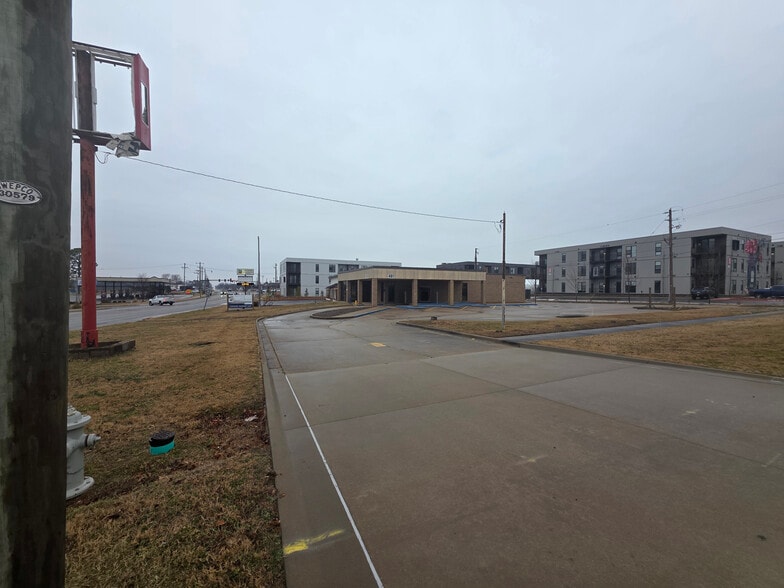 More Photos Of 401 N 2nd St, Rogers Office For Lease