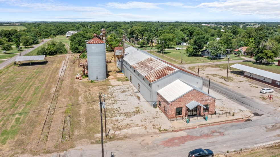 More Photos Of 151 5th St st, Honey Grove Flex For Sale