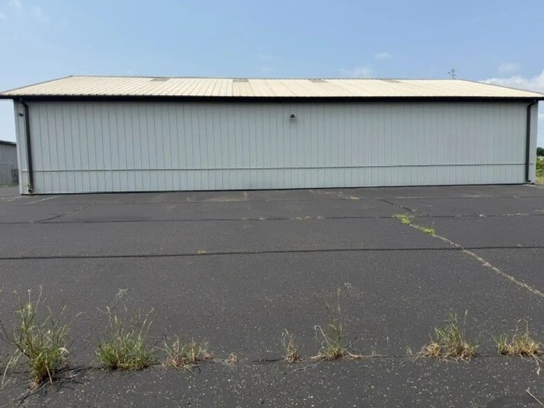 More Photos Of 950 Glengarry Drive, Fairdale Industrial For Sale