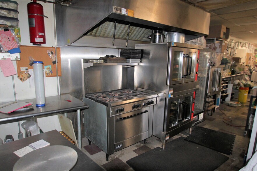 More Photos Of 8 Chestnut St, Elyria Convenience Store For Sale