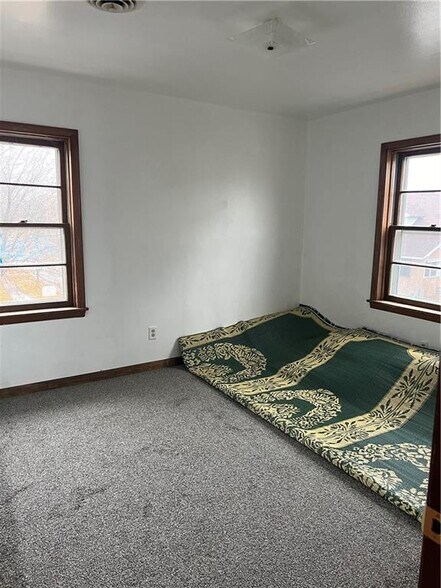 More Photos Of 416 Putnam St, Eau Claire Supermarket For Sale