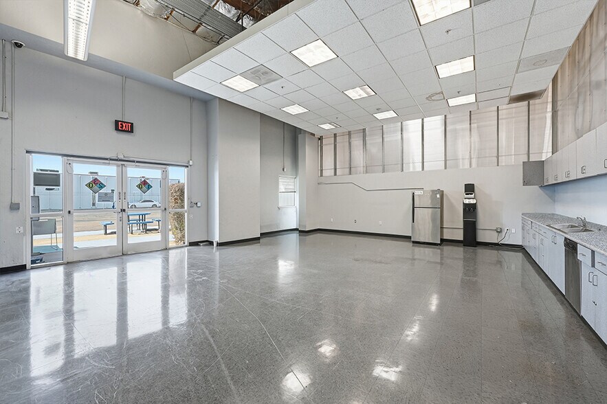 More Photos Of 9244 Balboa Ave, San Diego Light Manufacturing For Sale