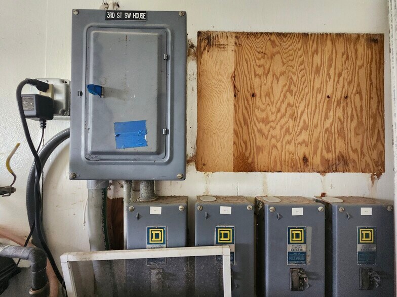 More Photos Of 204 3rd St SW, Rake Apartments For Sale