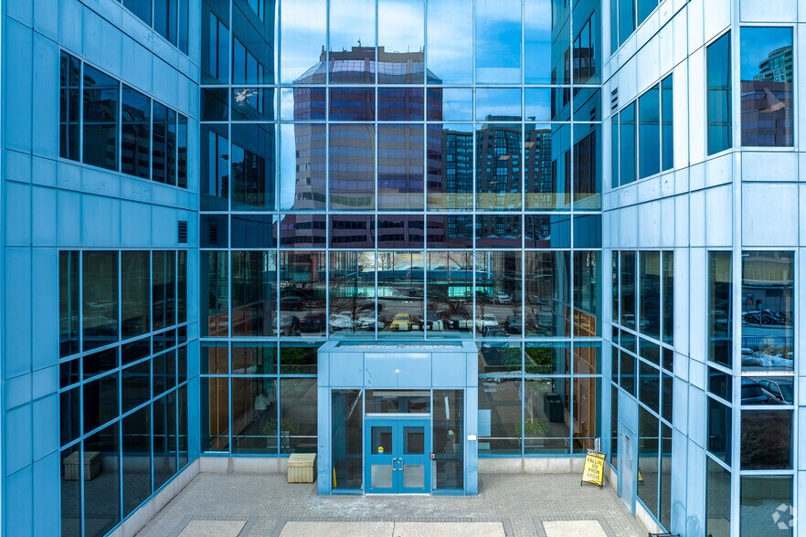 More Photos Of 77 City Centre Dr, Mississauga Office For Lease