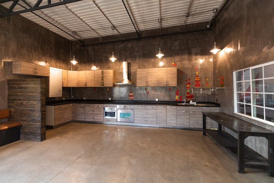 More Photos Of 615 E 61st St, Los Angeles Light Manufacturing For Sale