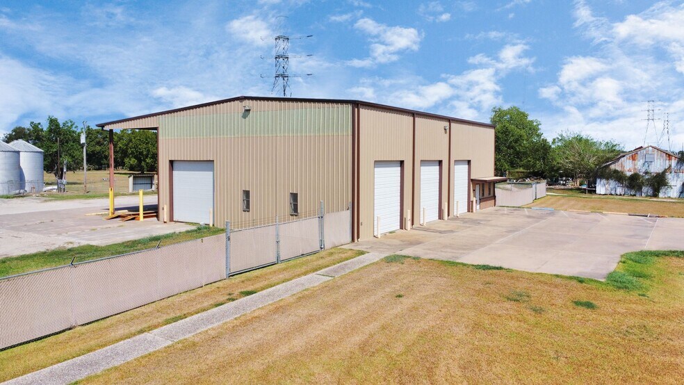 More Photos Of 1500 W Highway 6, Alvin Truck Terminal For Lease